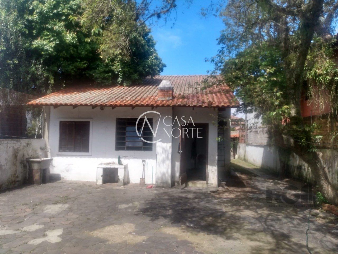 Casa à venda com 3 quartos, 450m², 5 vagas, Rua Mura no bairro Guarujá em Porto Alegre