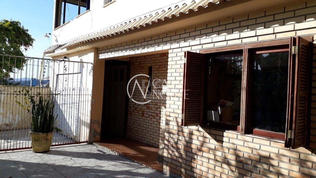 Casa à venda com 4 quartos, 230m², 1 suíte, 3 vagas, Beco Domience Silva no bairro Ponta Grossa em Porto Alegre