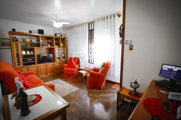 Casa à venda com 4 quartos, 272m², 1 suíte, 2 vagas, Rua Matias José Bins no bairro Chácara das Pedras em Porto Alegre