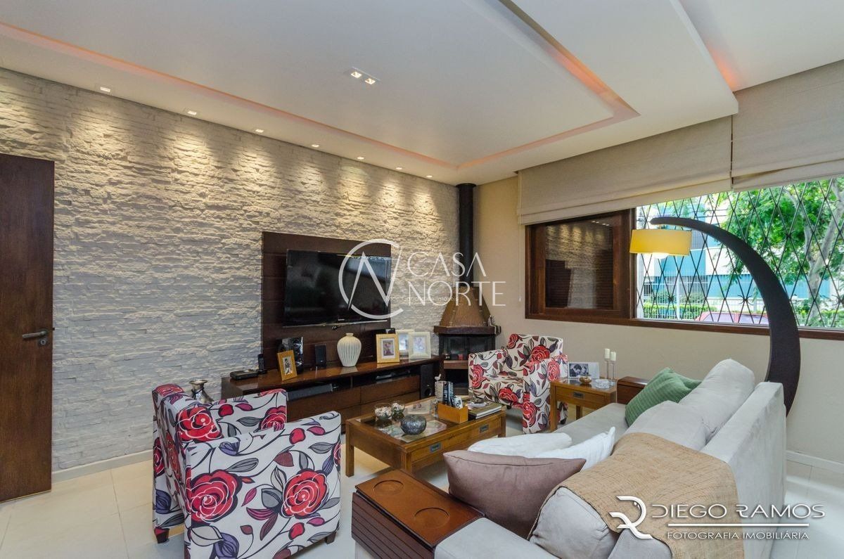 Casa à venda com 4 quartos, 216m², 1 suíte, 4 vagas, Rua Barao do Triunfo no bairro Menino Deus em Porto Alegre