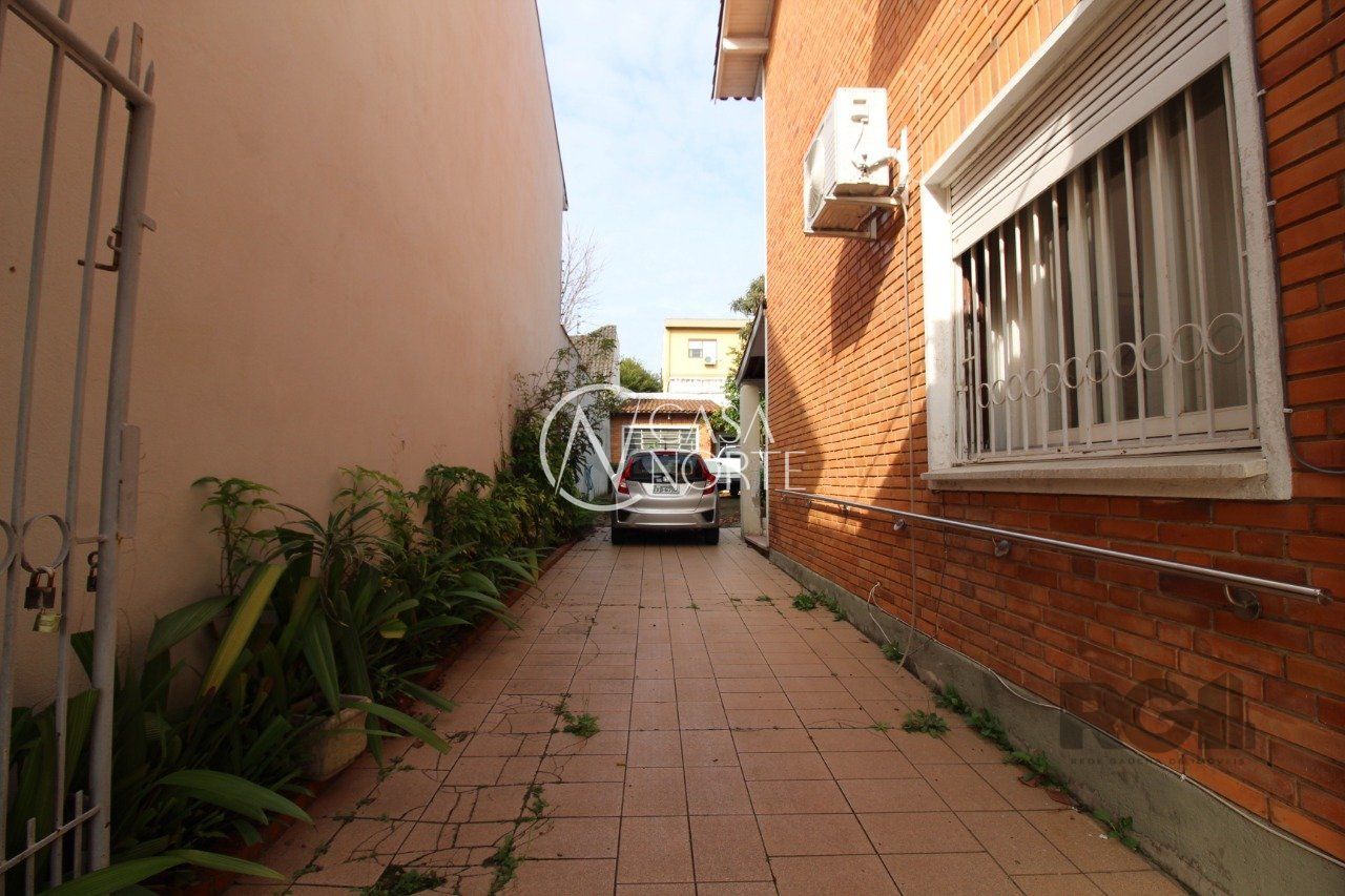 Casa à venda com 4 quartos, 240m², 1 suíte, 3 vagas, Rua Monteiro Lobato no bairro Partenon em Porto Alegre