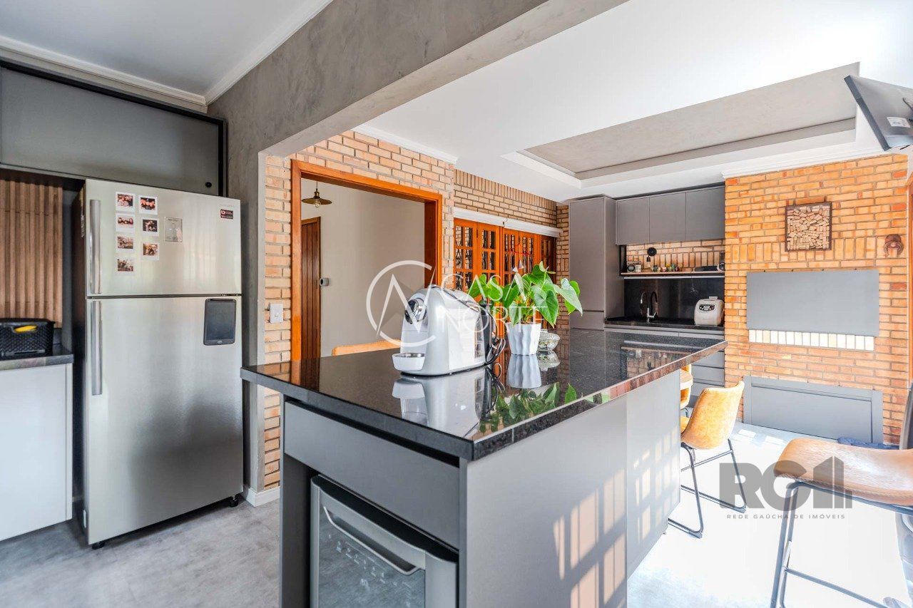 Casa de Condomínio à venda com 3 quartos, 220m², 1 suíte, 2 vagas, Rua João Mendes Ouriques no bairro Jardim Isabel em Porto Alegre