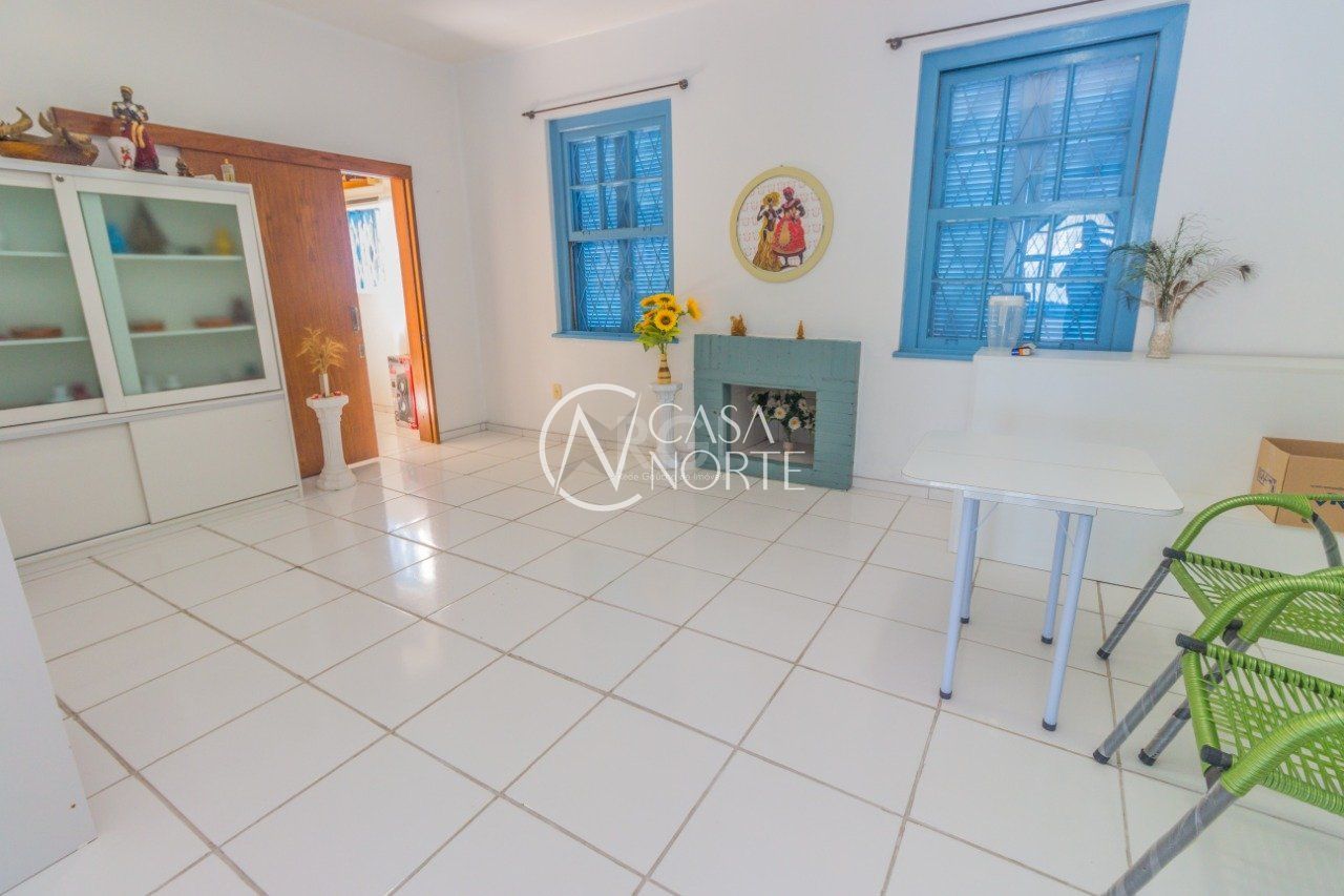 Casa à venda com 3 quartos, 165m², 4 vagas, Rua Julio Lopes dos Santos Sobrinho no bairro Santa Tereza em Porto Alegre