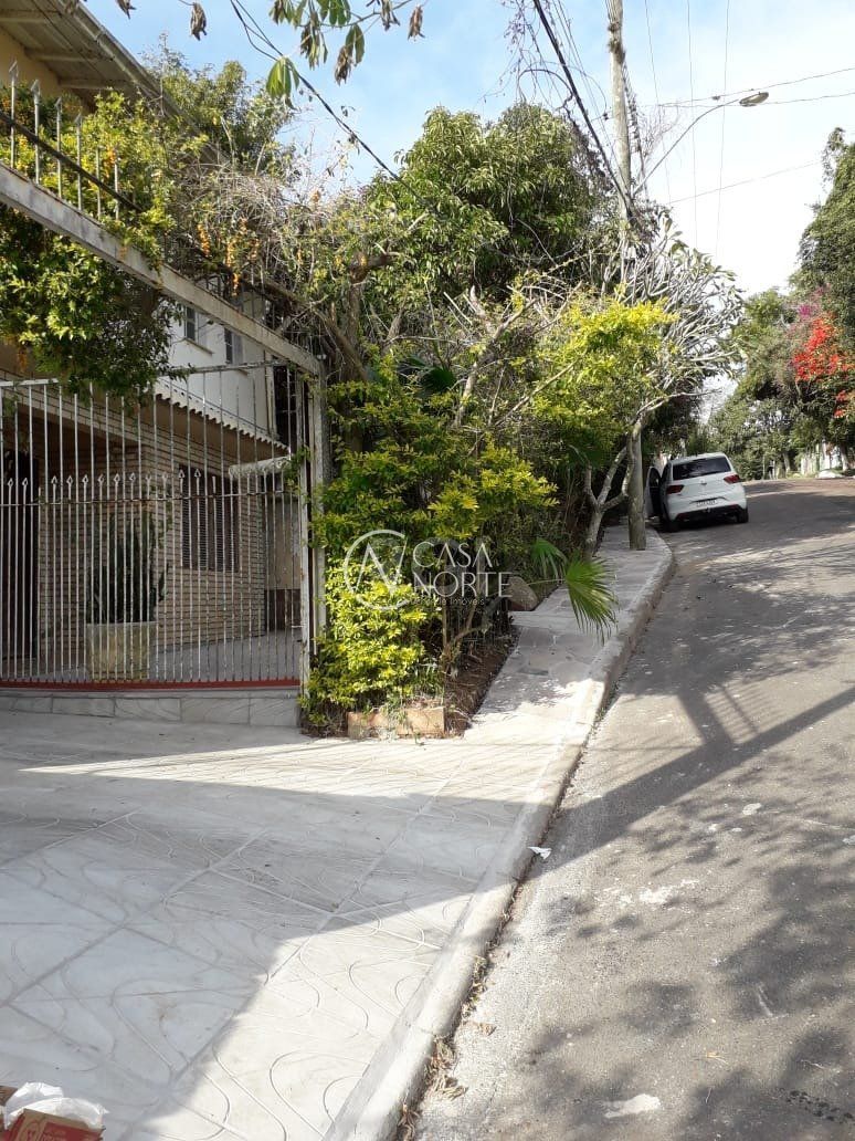 Casa à venda com 4 quartos, 230m², 1 suíte, 3 vagas, Beco Domience Silva no bairro Ponta Grossa em Porto Alegre