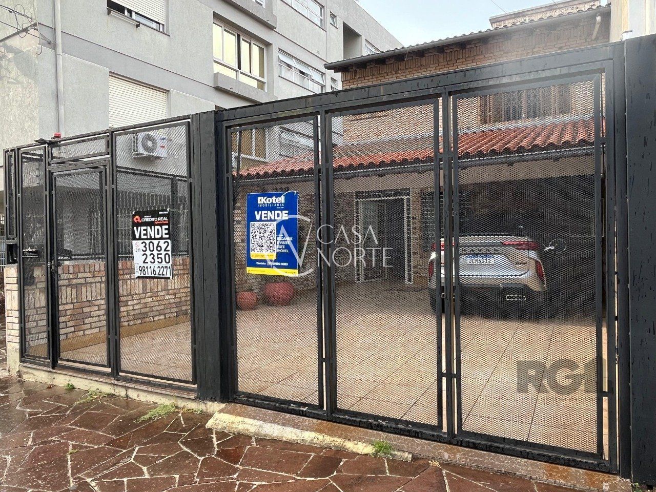 Casa à venda com 3 quartos, 236m², 1 suíte, 4 vagas, Rua Comendador Rodolfo Gomes no bairro Menino Deus em Porto Alegre