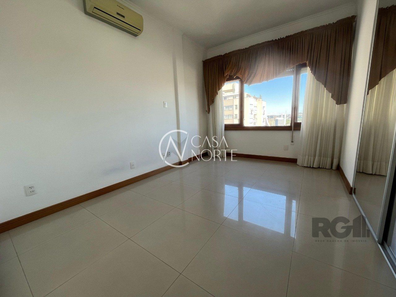 Apartamento à venda com 3 quartos, 140m², 1 vaga, Rua Duque de Caxias no bairro Centro em Porto Alegre