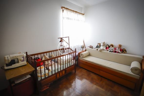 Casa à venda com 4 quartos, 272m², 1 suíte, 2 vagas, Rua Matias José Bins no bairro Chácara das Pedras em Porto Alegre