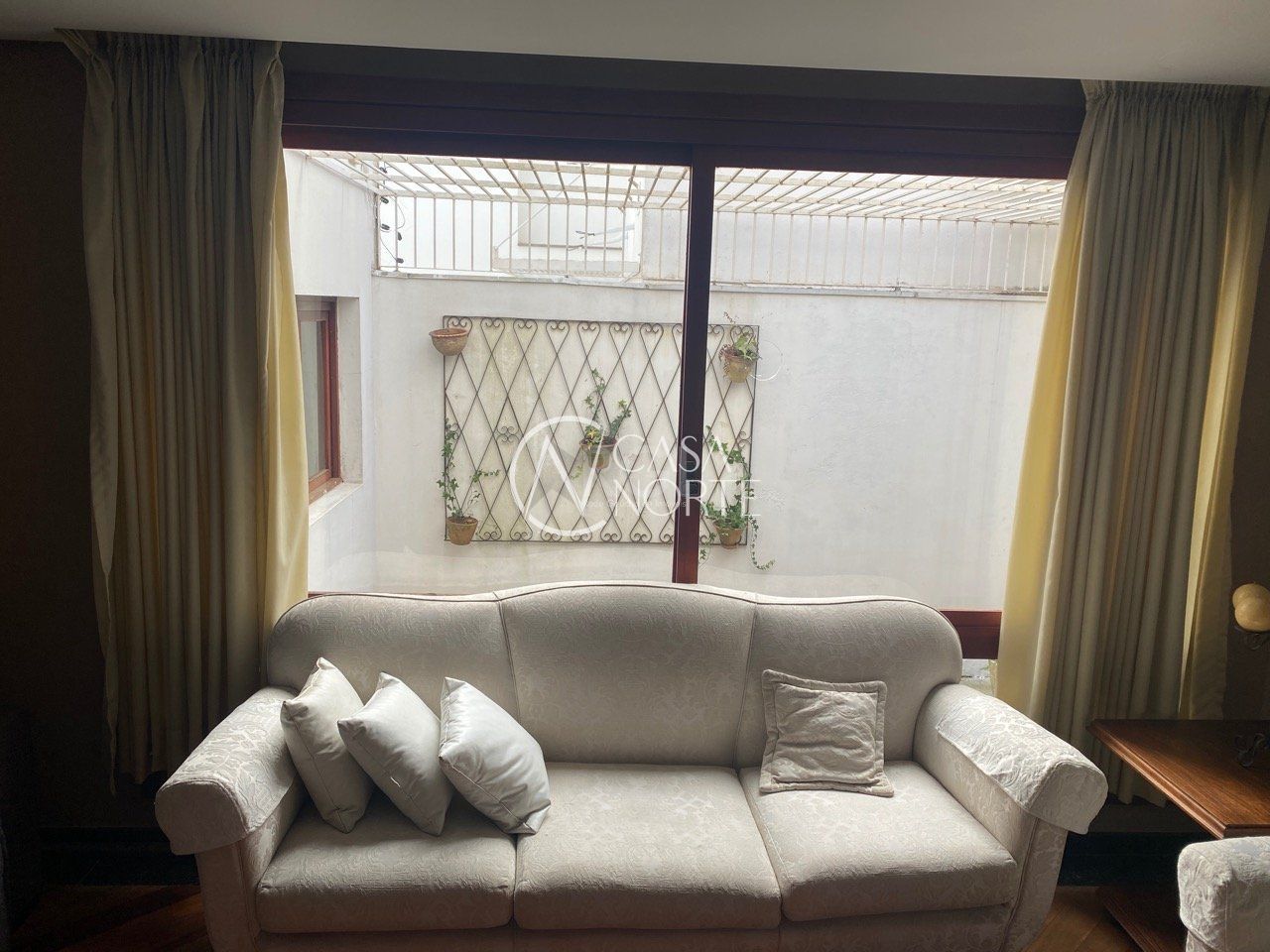 Casa à venda com 4 quartos, 378m², 1 suíte, 2 vagas, Rua Miracema no bairro Chácara das Pedras em Porto Alegre