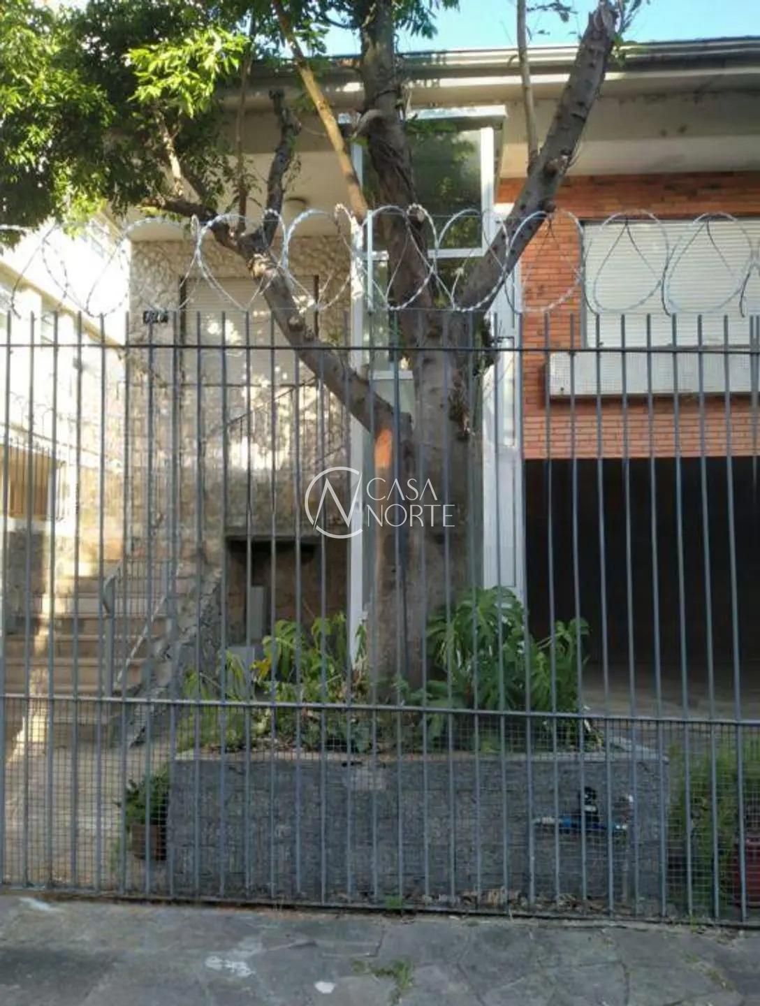 Casa à venda com 3 quartos, 450m², 1 suíte, 2 vagas, Avenida Pirapó no bairro Petrópolis em Porto Alegre