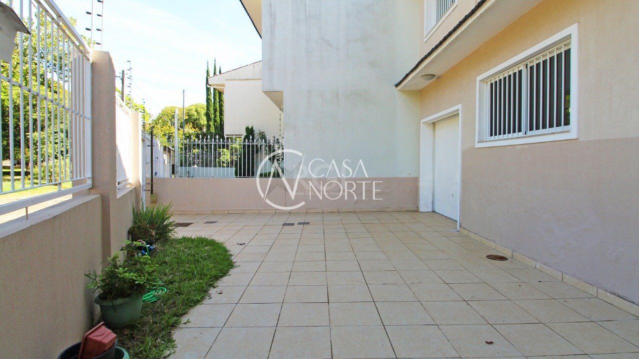 Casa à venda com 2 quartos, 116m², 1 suíte, 3 vagas, Praça Alfred Sehbe no bairro Vila Ipiranga em Porto Alegre