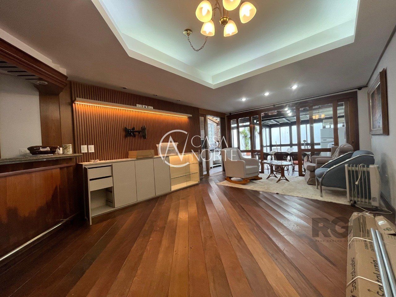 Casa à venda com 3 quartos, 236m², 1 suíte, 4 vagas, Rua Comendador Rodolfo Gomes no bairro Menino Deus em Porto Alegre