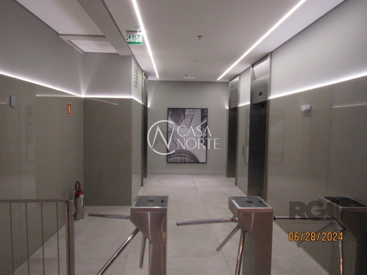 Sala Comercial à venda , 30m², Avenida Cristóvão Colombo no bairro Floresta em Porto Alegre