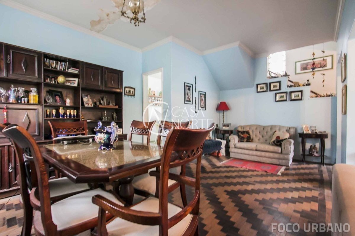 Casa à venda com 4 quartos, 250m², 2 vagas, Rua Carazinho no bairro Petrópolis em Porto Alegre