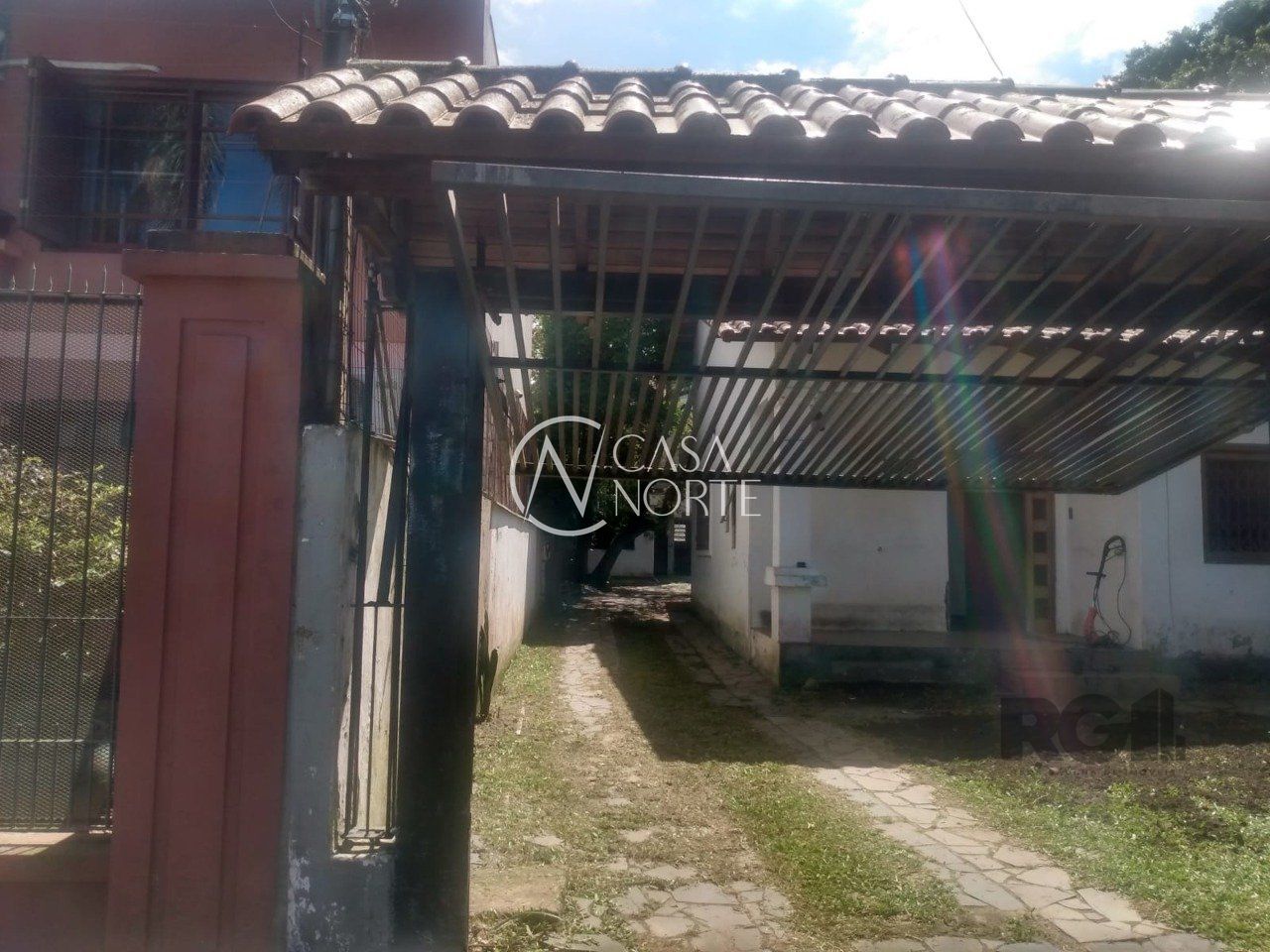 Casa à venda com 3 quartos, 450m², 5 vagas, Rua Mura no bairro Guarujá em Porto Alegre