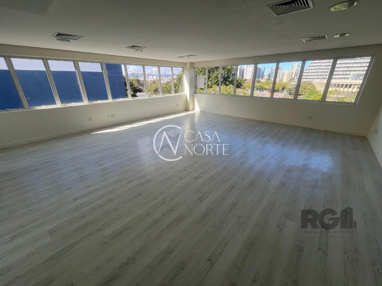 Sala Comercial à venda , 57m², 1 vaga, Rua Washington Luiz no bairro Centro Histórico em Porto Alegre