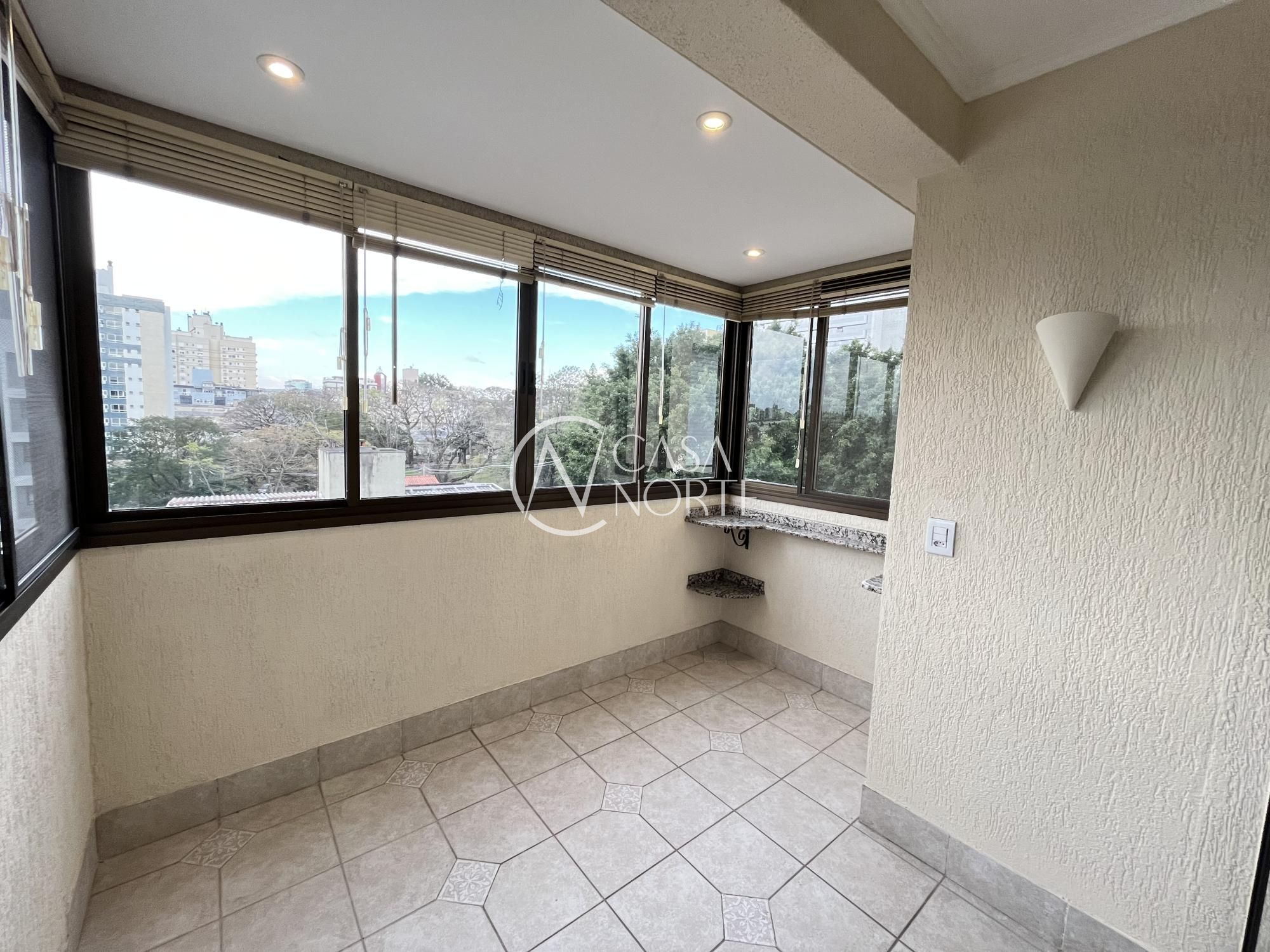 Apartamento à venda com 3 quartos, 80m², 1 suíte, 2 vagas, Rua Roque Calage no bairro Passo da Areia em Porto Alegre