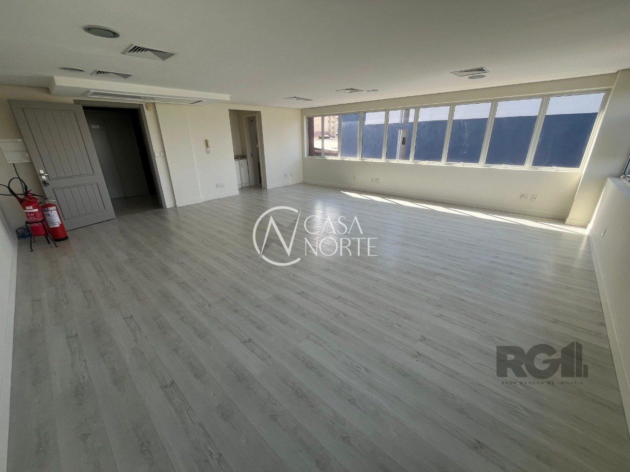 Sala Comercial à venda , 57m², 1 vaga, Rua Washington Luiz no bairro Centro Histórico em Porto Alegre