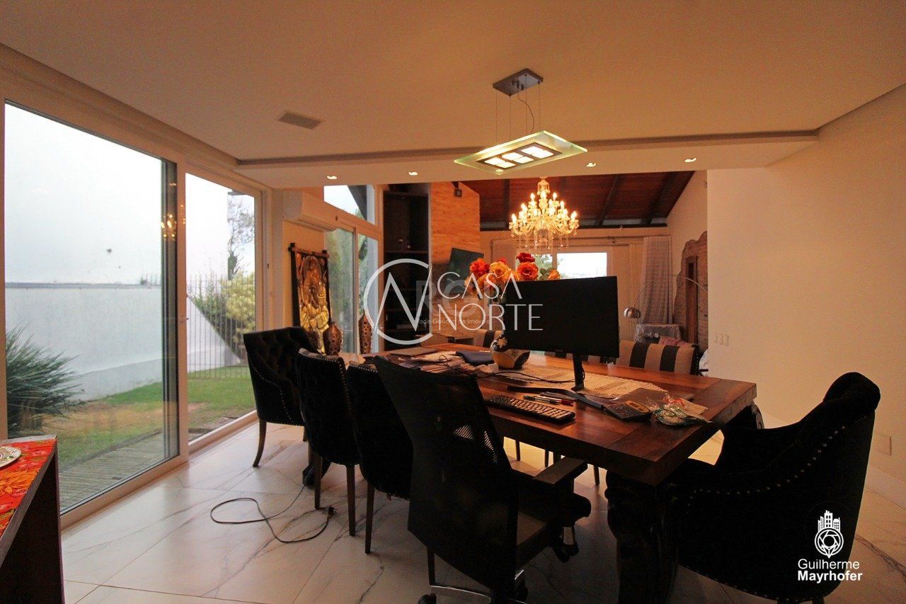 Casa à venda com 4 quartos, 650m², 3 suítes, 4 vagas, Rua Professor Ulisses Cabral no bairro Chácara das Pedras em Porto Alegre