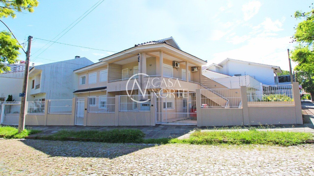 Casa à venda com 2 quartos, 116m², 1 suíte, 3 vagas, Praça Alfred Sehbe no bairro Vila Ipiranga em Porto Alegre