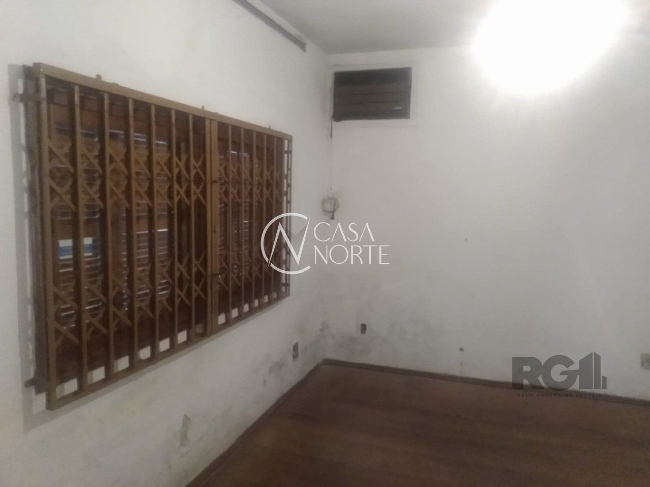 Casa à venda com 3 quartos, 450m², 5 vagas, Rua Mura no bairro Guarujá em Porto Alegre