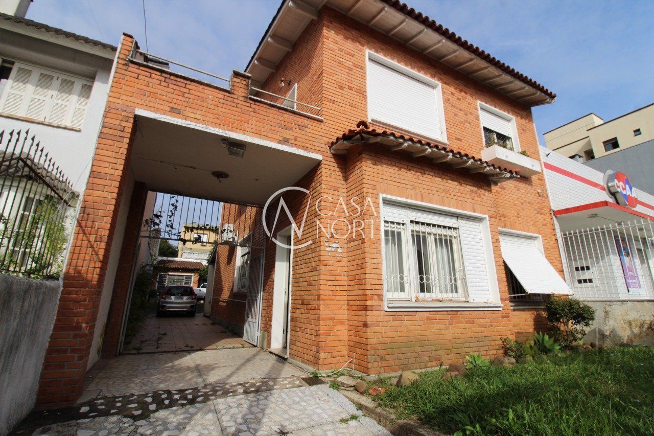 Casa à venda com 4 quartos, 240m², 1 suíte, 3 vagas, Rua Monteiro Lobato no bairro Partenon em Porto Alegre