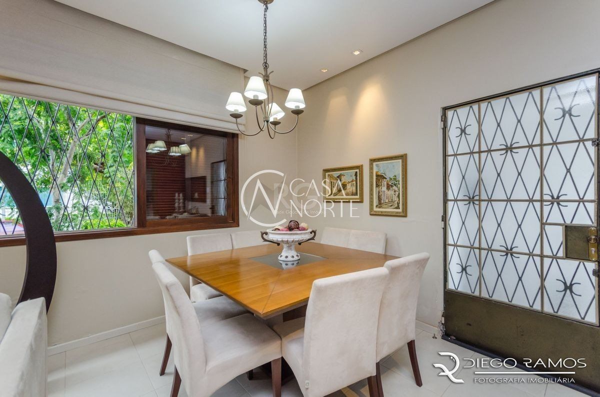 Casa à venda com 4 quartos, 216m², 1 suíte, 4 vagas, Rua Barao do Triunfo no bairro Menino Deus em Porto Alegre