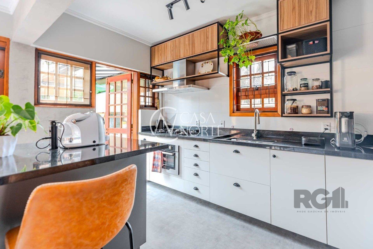 Casa de Condomínio à venda com 3 quartos, 220m², 1 suíte, 2 vagas, Rua João Mendes Ouriques no bairro Jardim Isabel em Porto Alegre