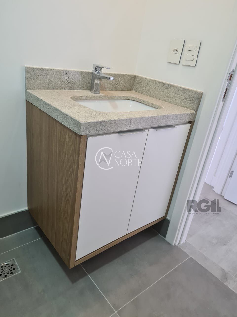 Apartamento à venda com 2 quartos, 56m², 1 suíte, 1 vaga, Rua Jerônymo Zelmanovitz no bairro São Sebastião em Porto Alegre