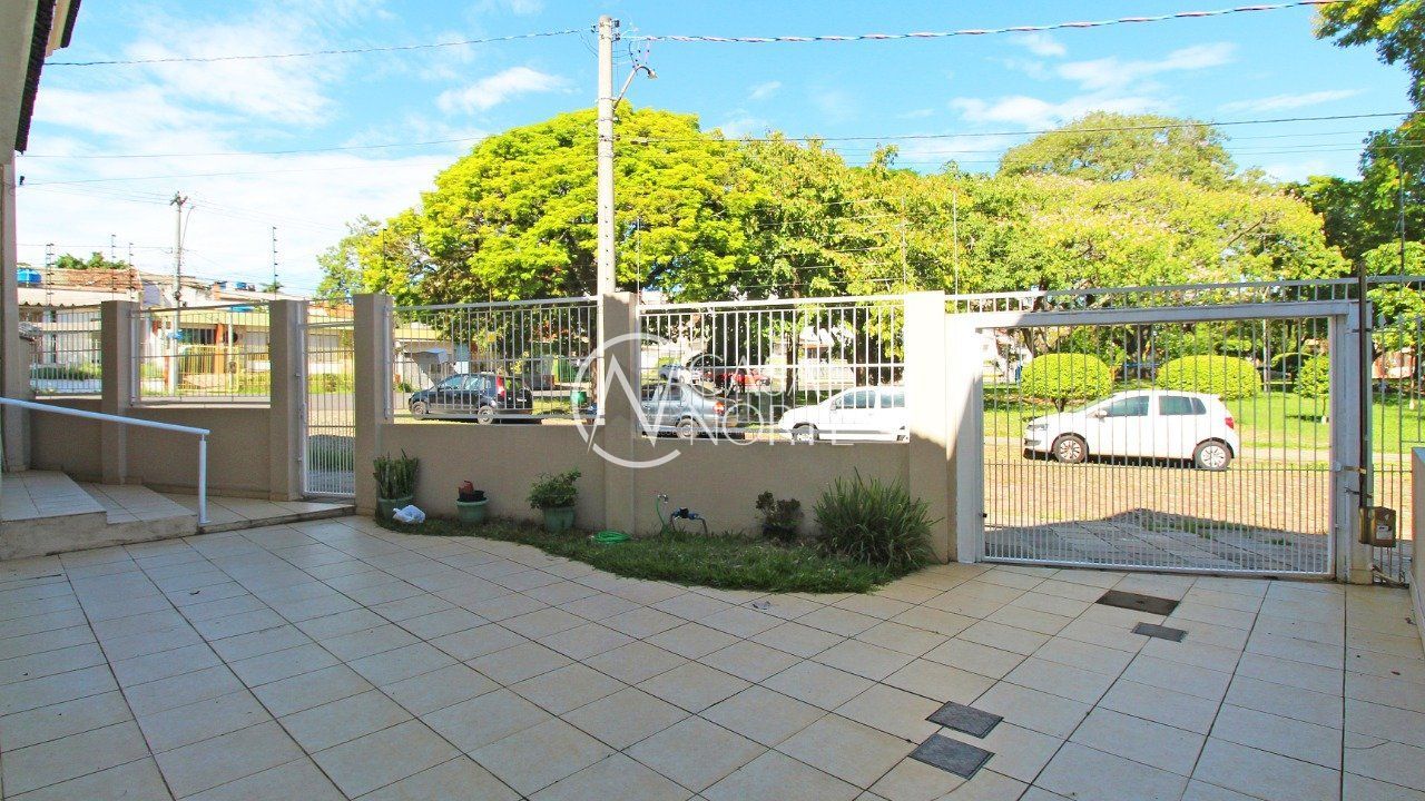 Casa à venda com 2 quartos, 116m², 1 suíte, 3 vagas, Praça Alfred Sehbe no bairro Vila Ipiranga em Porto Alegre