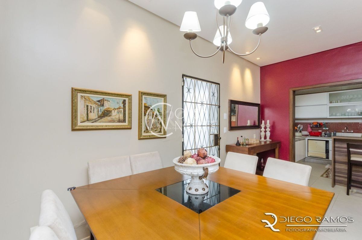 Casa à venda com 4 quartos, 216m², 1 suíte, 4 vagas, Rua Barao do Triunfo no bairro Menino Deus em Porto Alegre