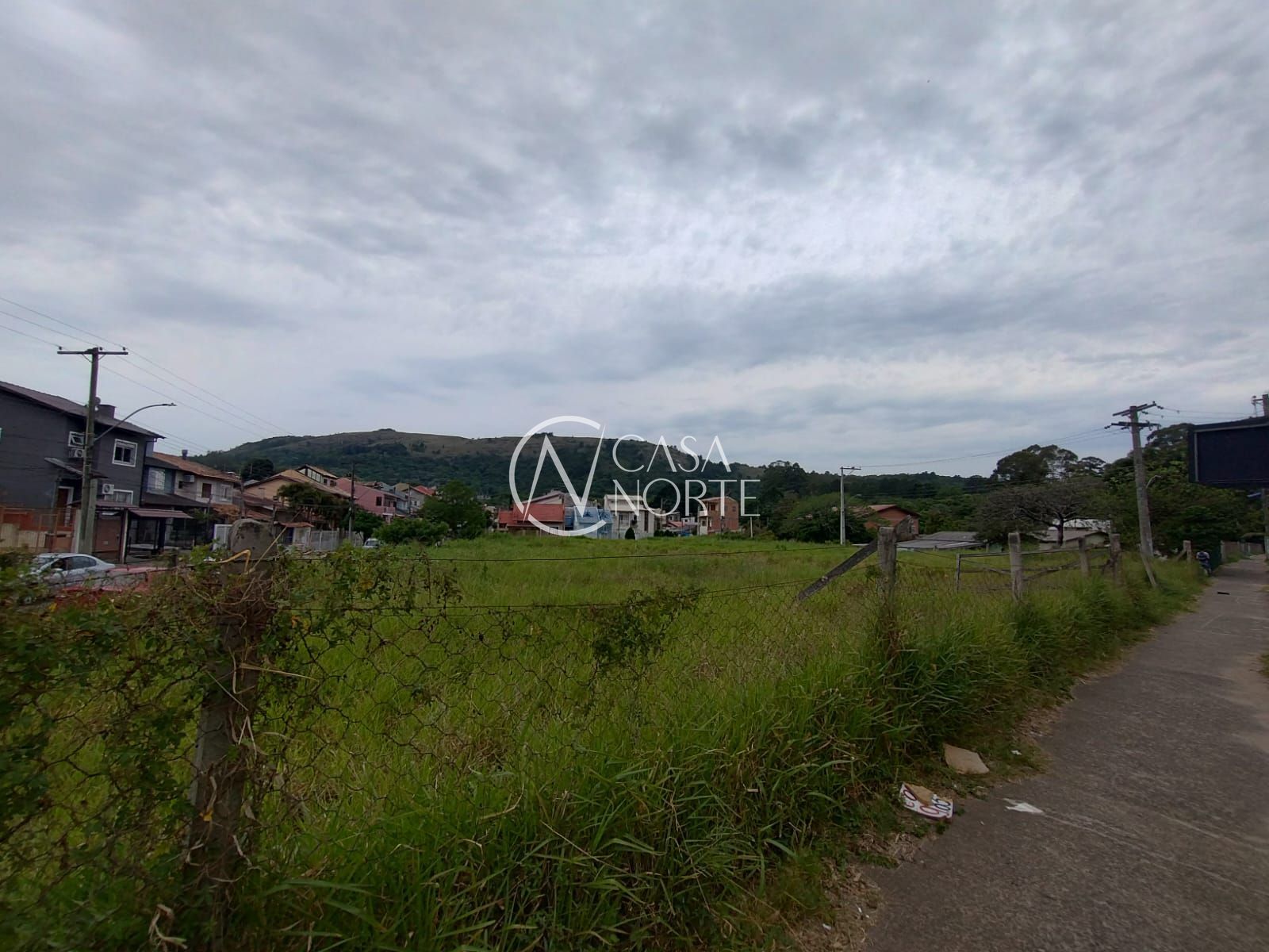 Terreno à venda  com 2800m², Avenida Juca Batista no bairro Hípica em Porto Alegre