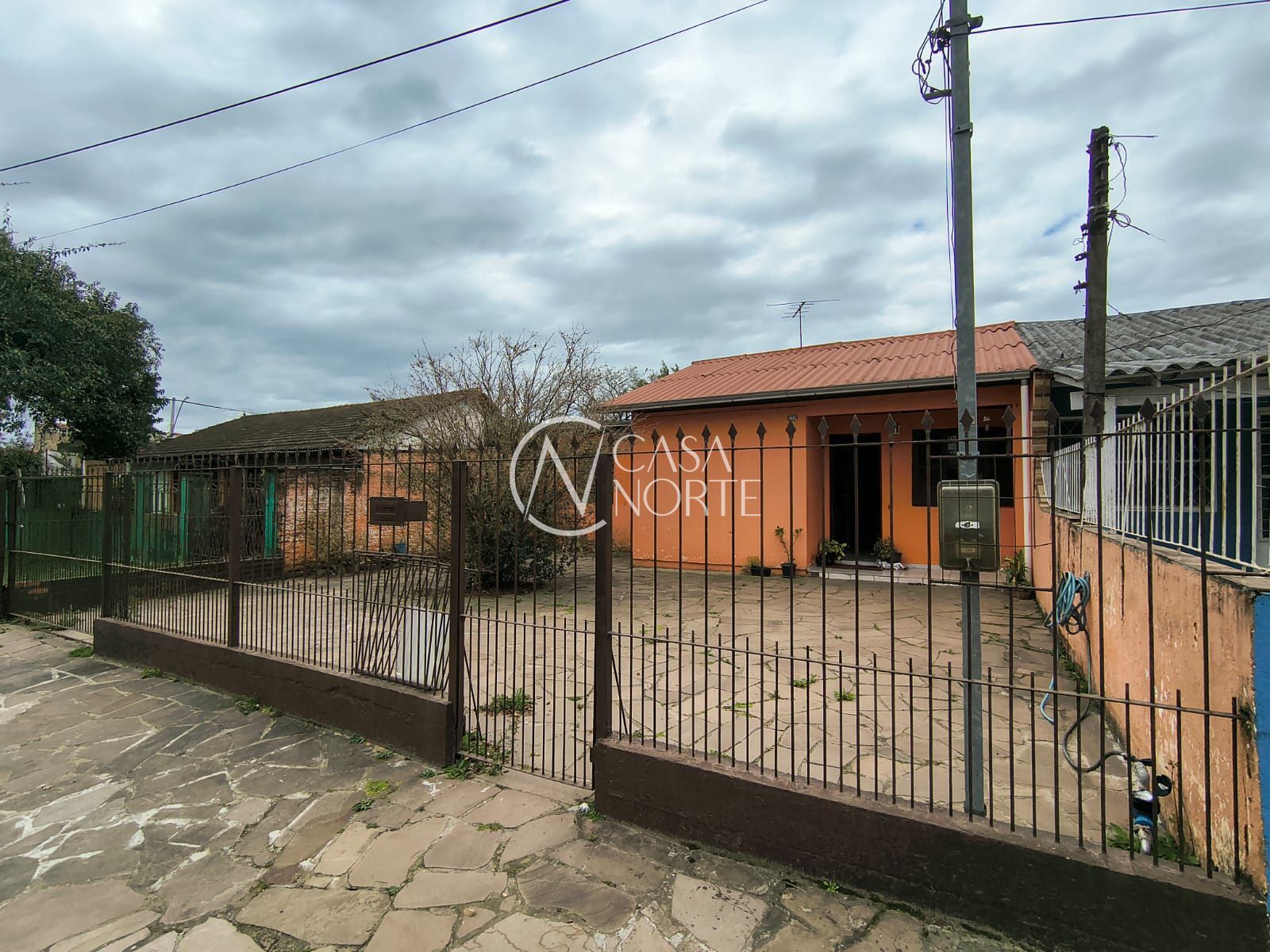 Casa à venda com 3 quartos, 100m², 3 vagas, Rua Clara Nunes no bairro Restinga em Porto Alegre