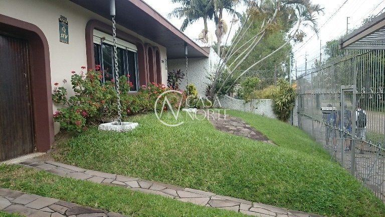 Casa à venda com 4 quartos, 464m², 2 suítes, 2 vagas, Rua Jacipuia no bairro Guarujá em Porto Alegre