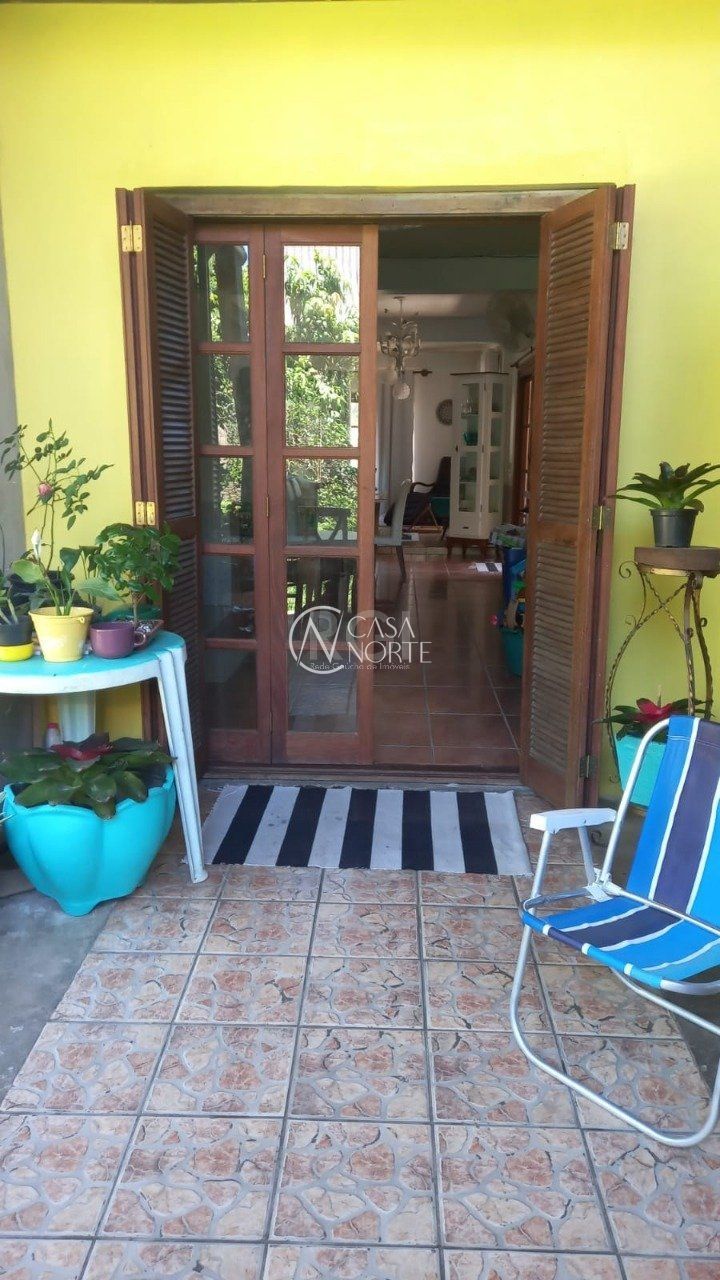 Casa à venda com 3 quartos, 220m², 4 vagas, Rua Oito Mil Oitocentos e Quarenta e Seis no bairro Lageado em Porto Alegre