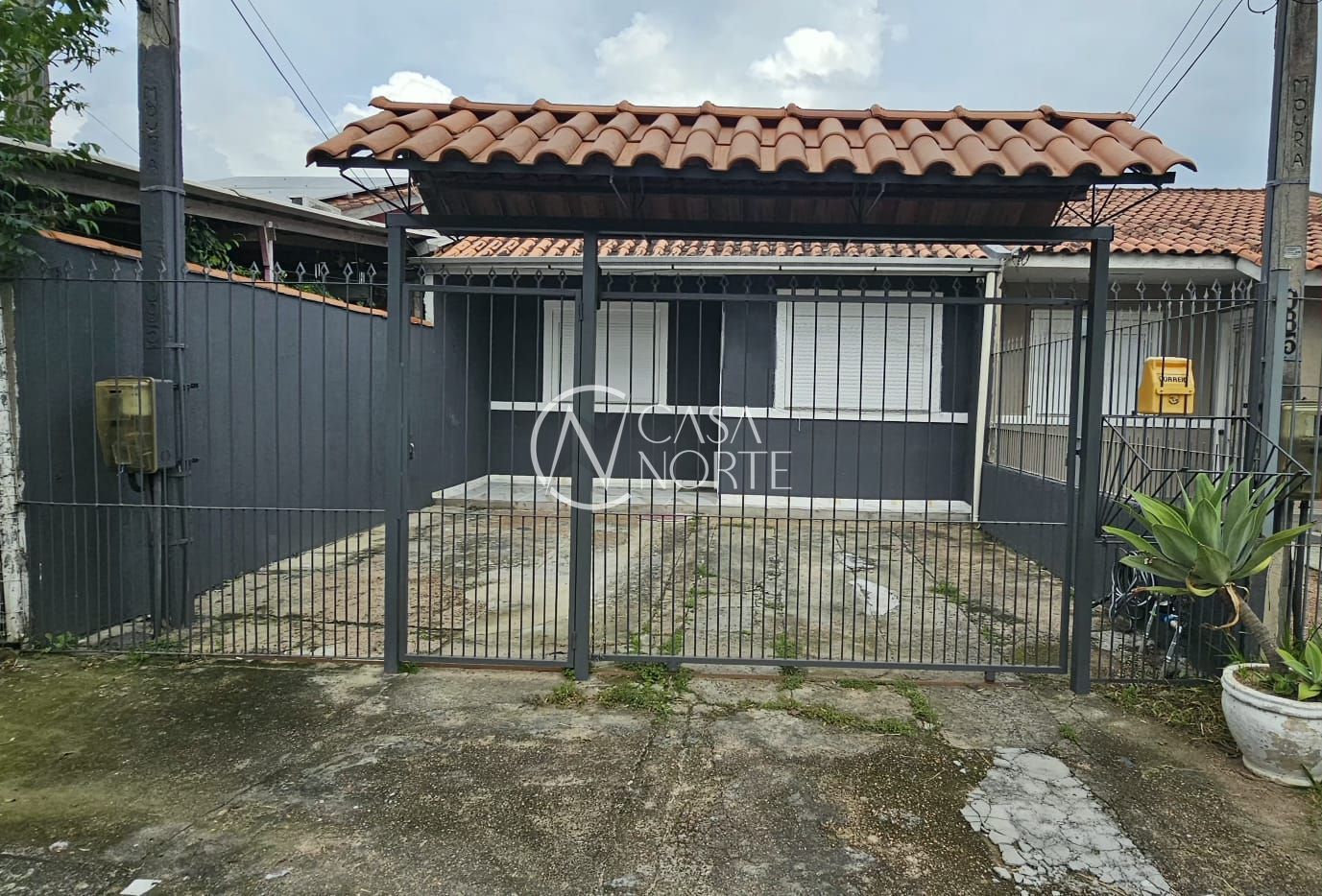 Casa à venda com 2 quartos, 46m², 1 vaga, Rua Carlos Maximiliano Fayet no bairro Hípica em Porto Alegre