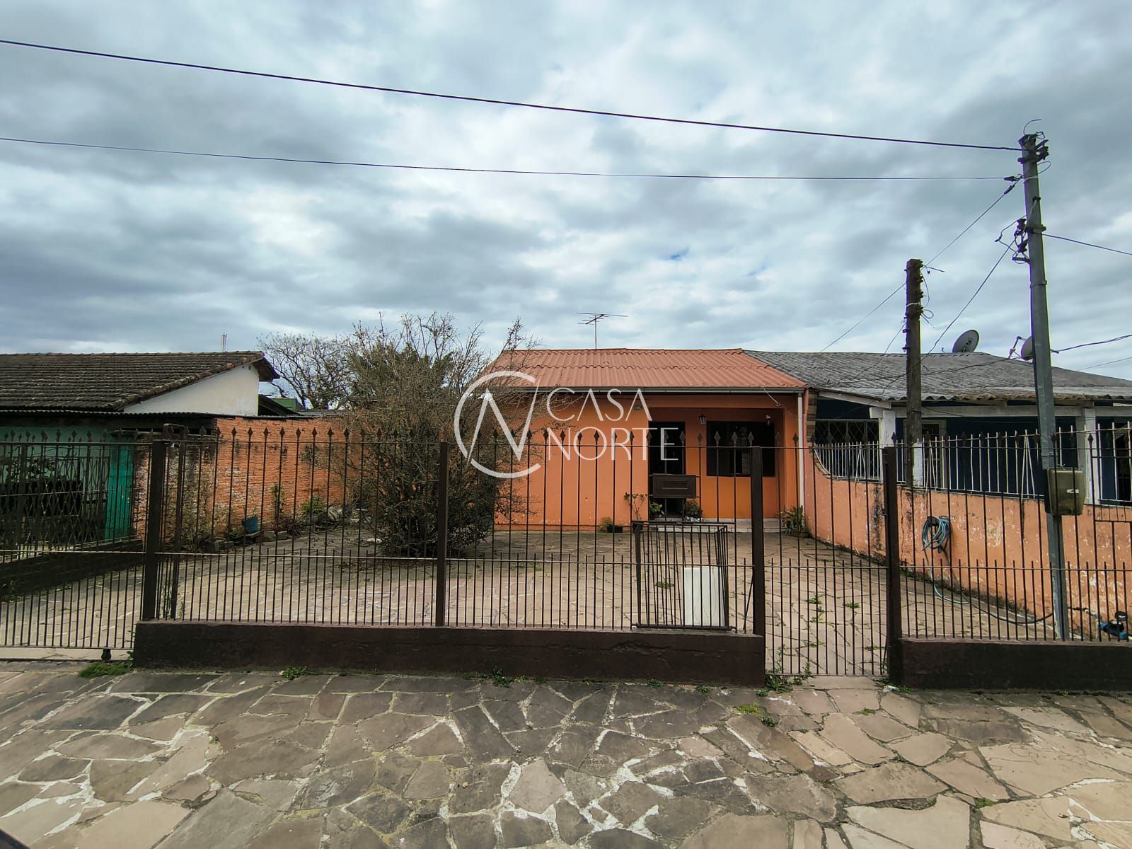 Casa à venda com 3 quartos, 100m², 3 vagas, Rua Clara Nunes no bairro Restinga em Porto Alegre