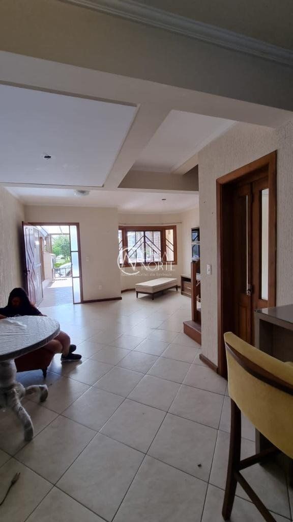 Sobrado à venda com 3 quartos, 191m², 1 suíte, 2 vagas, Avenida Edgar Pires de Castro no bairro Hípica em Porto Alegre