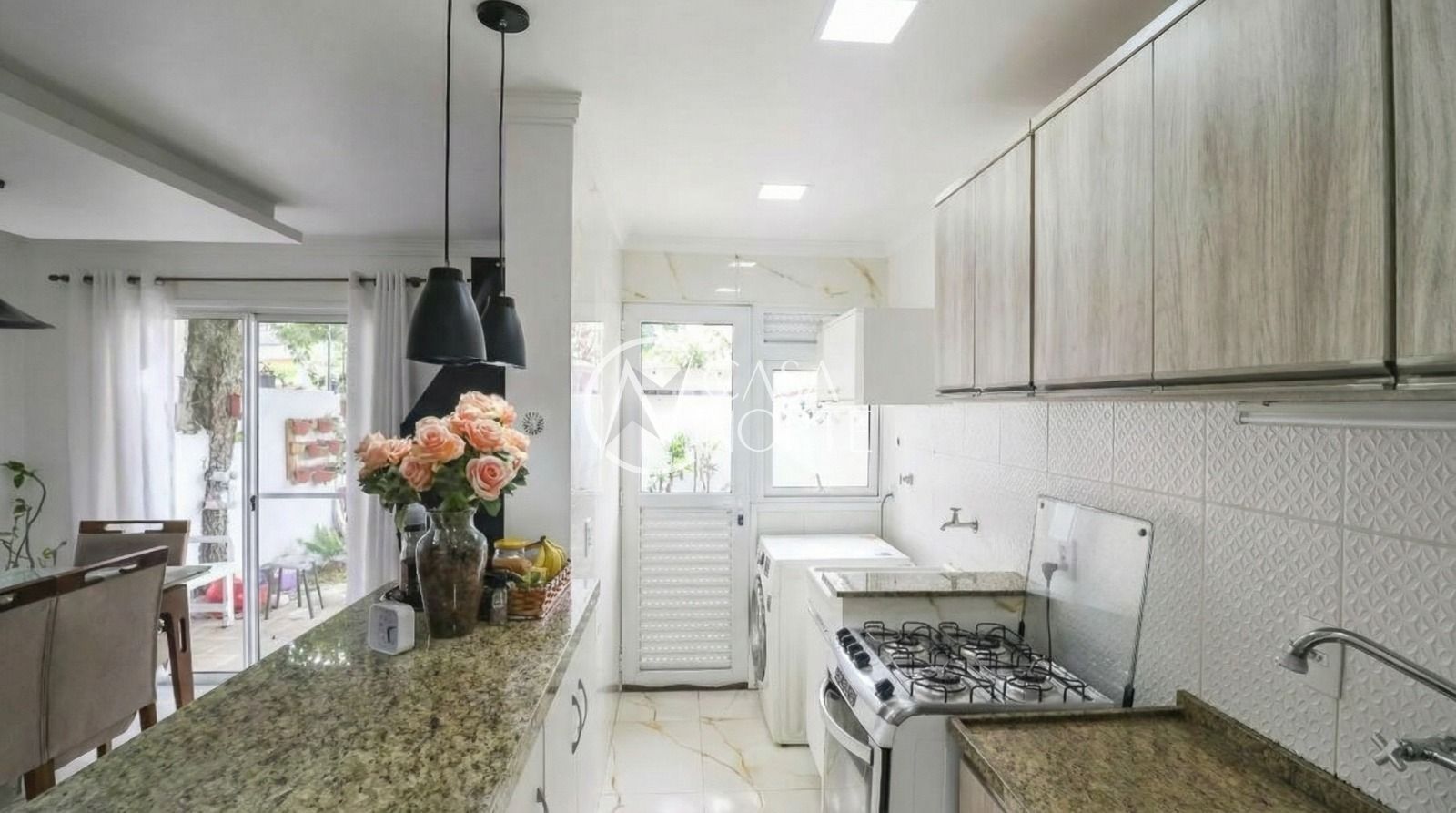 Casa de Condomínio à venda com 3 quartos, 141m², 1 suíte, 2 vagas, Avenida Edgar Pires de Castro no bairro Hípica em Porto Alegre