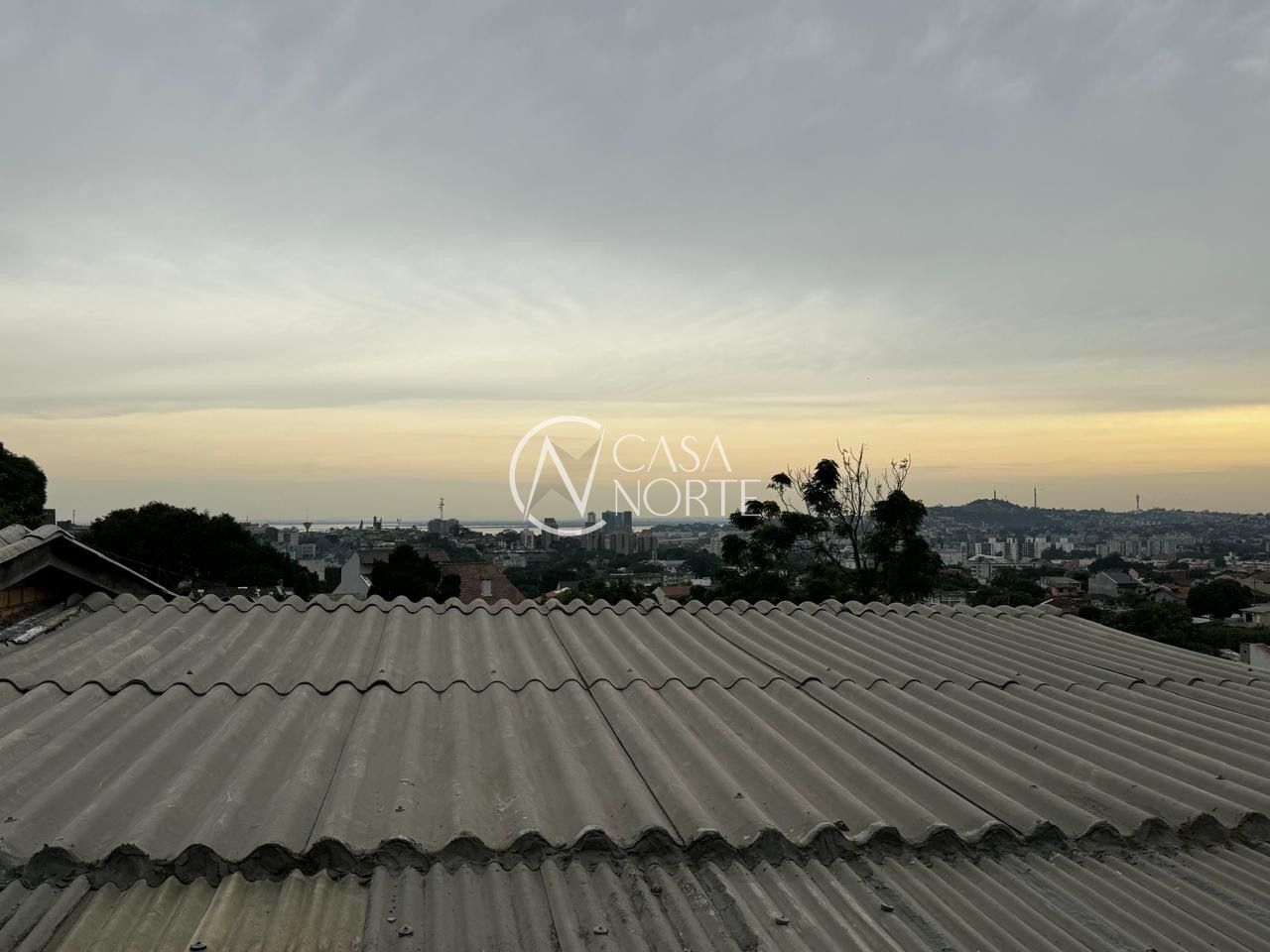 Casa à venda com 3 quartos, 110m², 1 vaga, Rua Bazilio Pellin Filho no bairro Tristeza em Porto Alegre