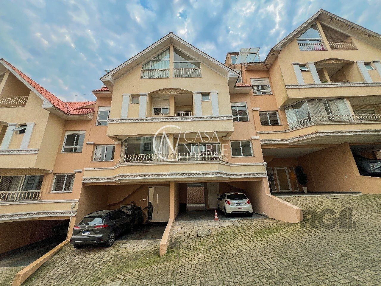 Casa de Condomínio à venda com 5 quartos, 230m², 2 suítes, 2 vagas, Avenida Coronel Marcos no bairro Pedra Redonda em Porto Alegre