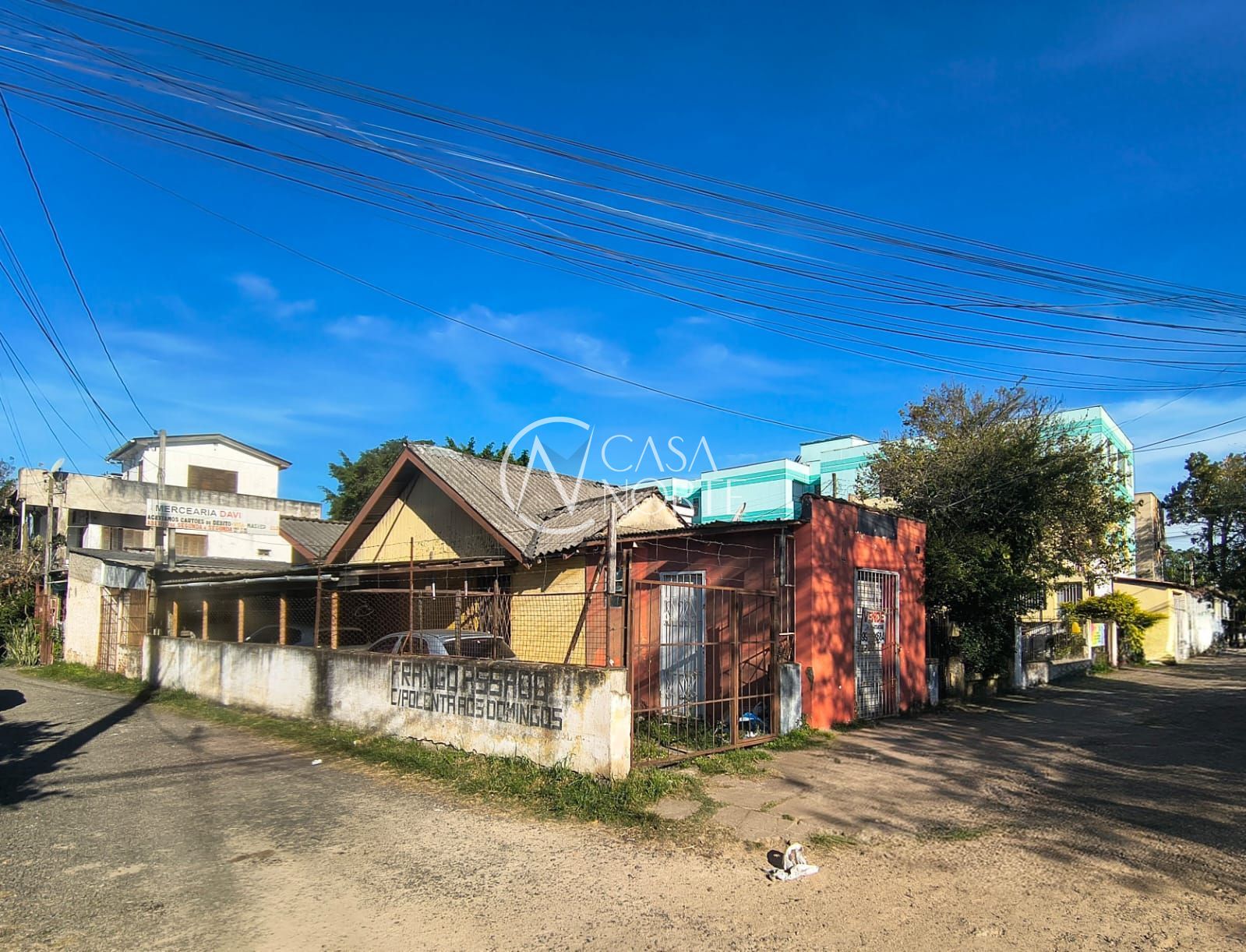 Casa à venda com 2 quartos, 90m², 3 vagas, Rua Coronel Timóteo no bairro Camaquã em Porto Alegre