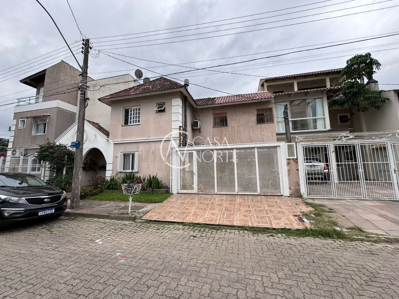 Casa à venda com 4 quartos, 170m², 1 suíte, 2 vagas, Rua Conrado Alvares no bairro Hípica em Porto Alegre