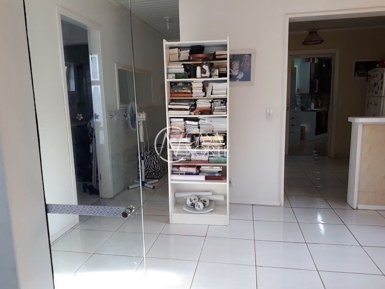 Casa à venda com 4 quartos, 274m², 2 suítes, 5 vagas, Rua José Alves de Castro no bairro Vila Nova em Porto Alegre