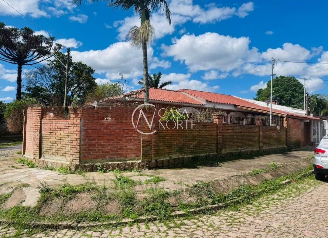 Casa à venda com 3 quartos, 139m², 1 suíte, 2 vagas, Rua Oiampi no bairro Guarujá em Porto Alegre