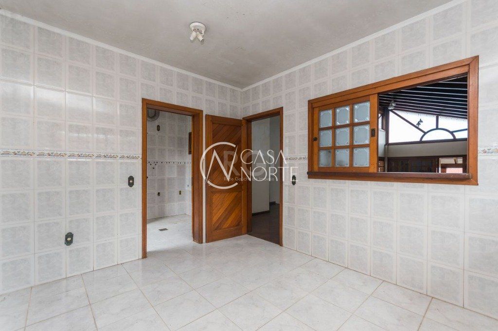 Casa à venda com 3 quartos, 302m², 1 suíte, 2 vagas, Rua Kyve T. Knijnik no bairro Espírito Santo em Porto Alegre