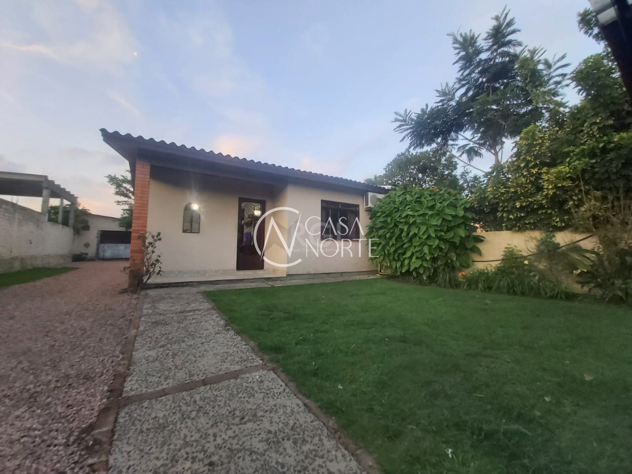 Casa à venda com 3 quartos, 110m², 4 vagas, Estrada Barro Vermelho no bairro Restinga em Porto Alegre