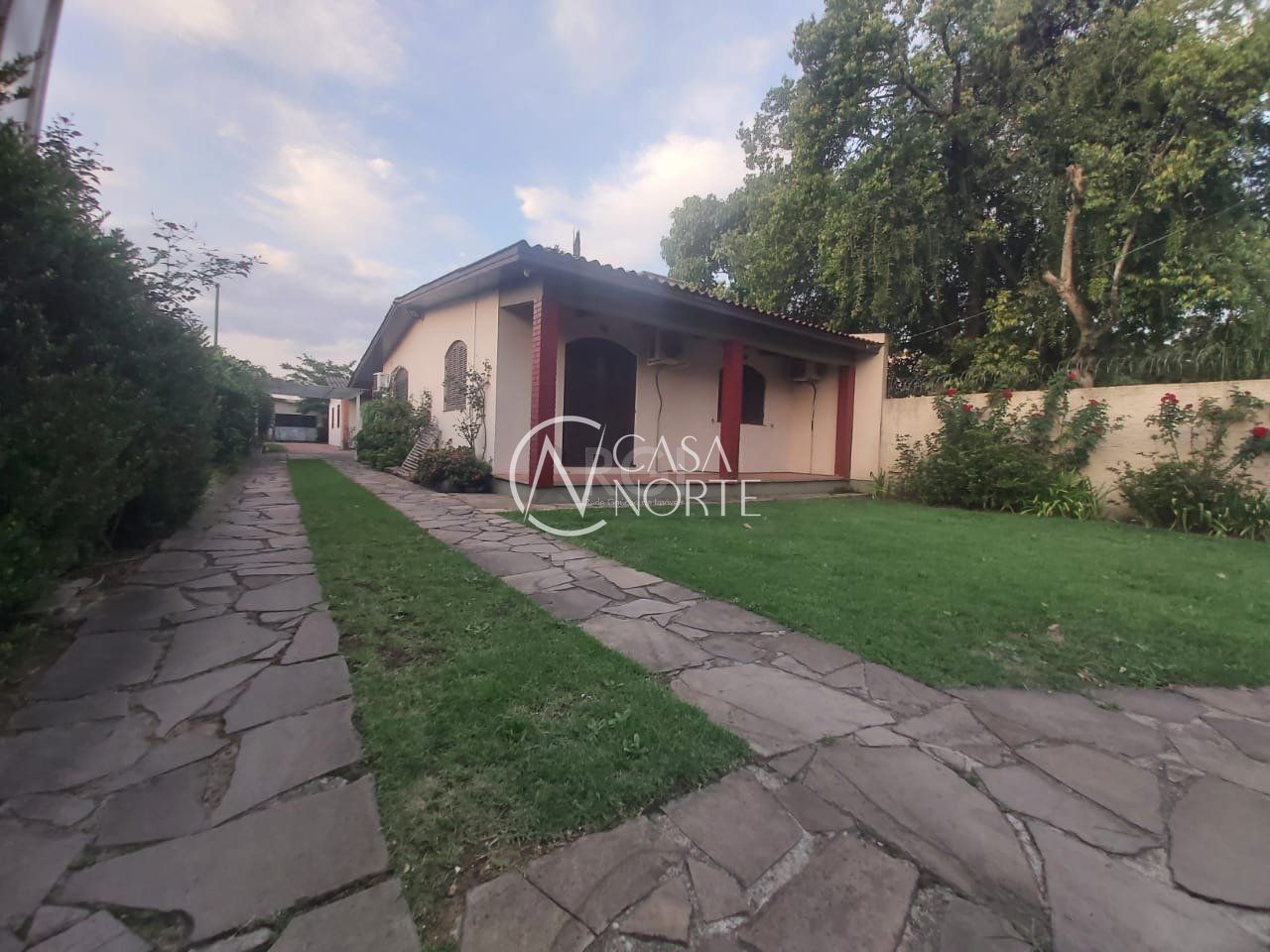 Casa à venda com 3 quartos, 110m², 4 vagas, Estrada Barro Vermelho no bairro Restinga em Porto Alegre