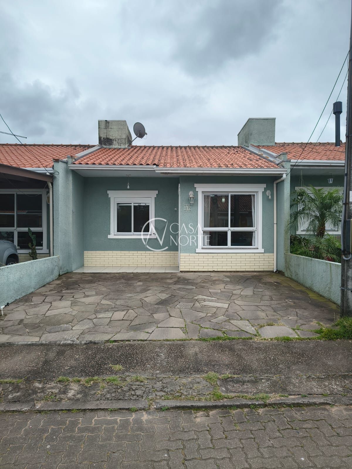 Casa à venda com 2 quartos, 52m², 2 vagas, Rua Embira no bairro Hípica em Porto Alegre