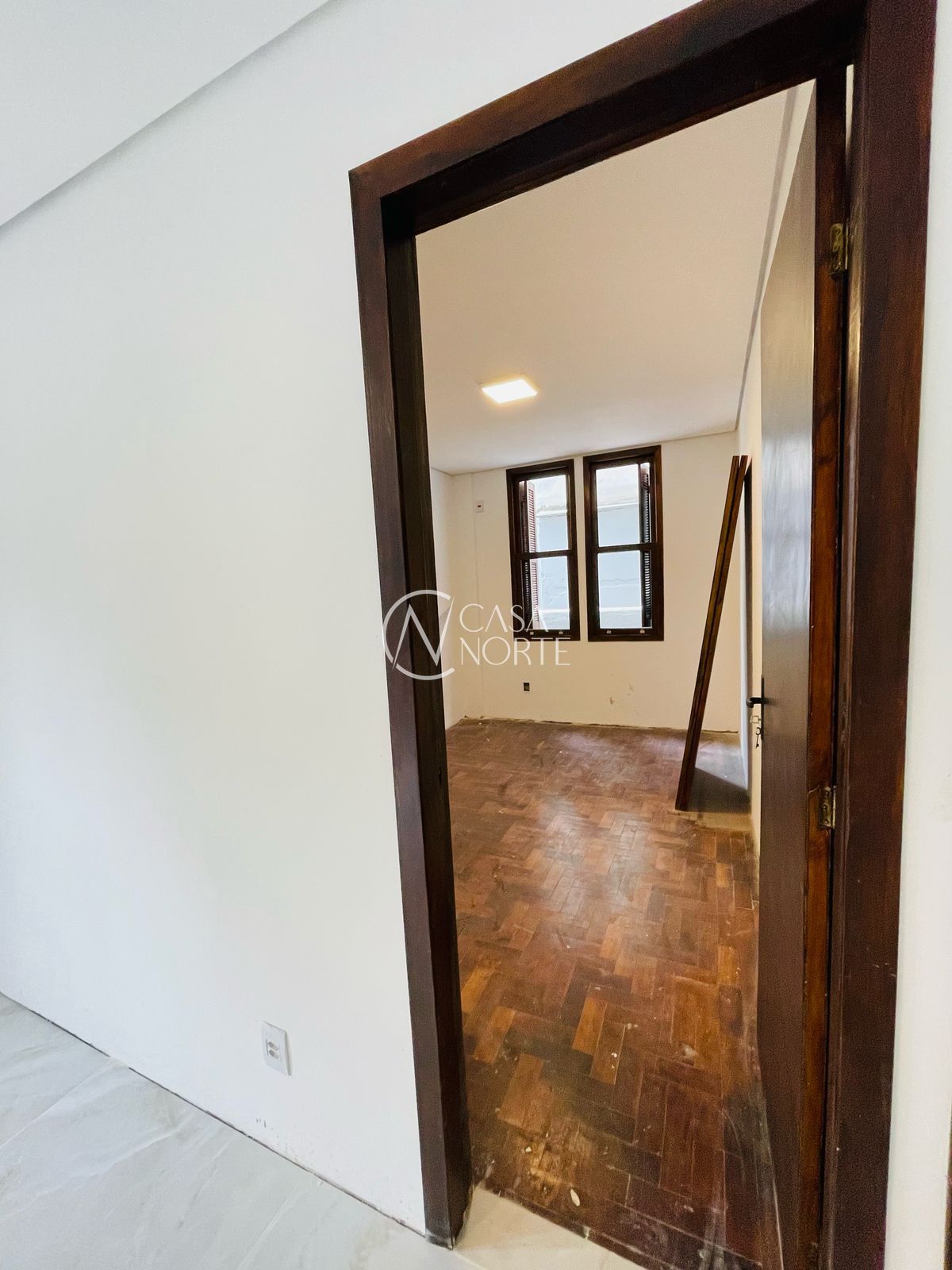 Casa à venda com 3 quartos, 106m², 1 suíte, 1 vaga, Avenida Alberto Bins no bairro Centro em Porto Alegre