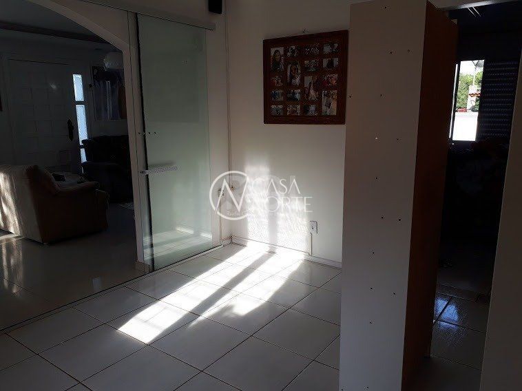 Casa à venda com 4 quartos, 274m², 2 suítes, 5 vagas, Rua José Alves de Castro no bairro Vila Nova em Porto Alegre